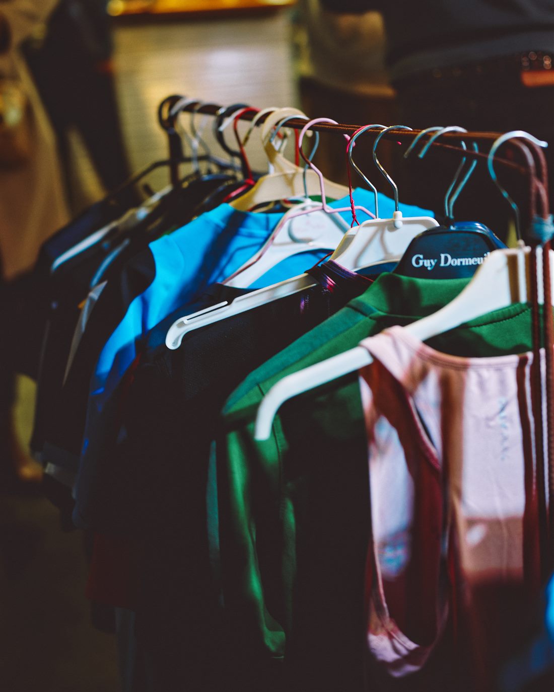Portant de vêtements de sport d’occasion sur des cintres colorés